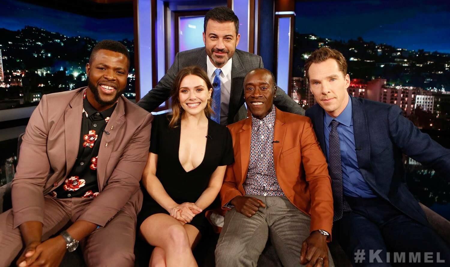 Benedict Cumberbatch dan Elisabeth Olsen bersama pemain Doctor Strange lainnya berfoto dengan Jimmy Kimel